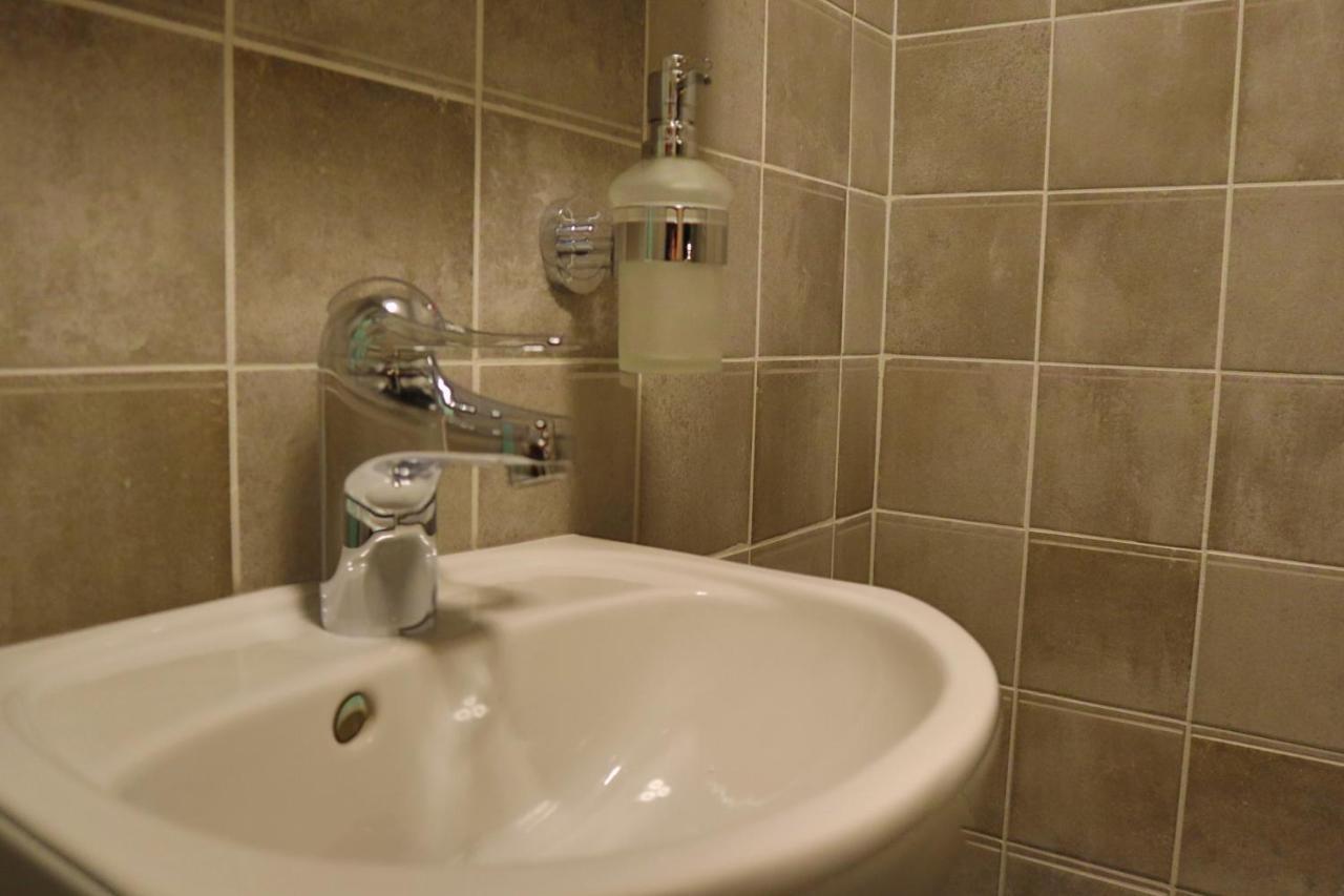 Goete'S B&B Tumba Exteriör bild